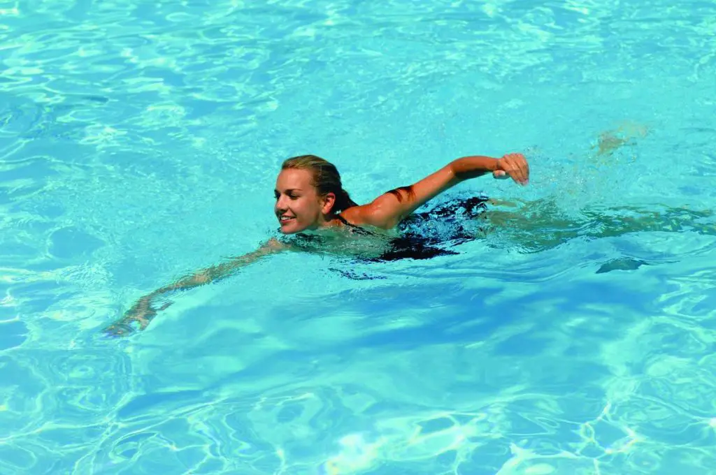 Bơi lội là môn giúp thay đổi dáng ngực nhanh nhất. (Ảnh sưu tầm)
